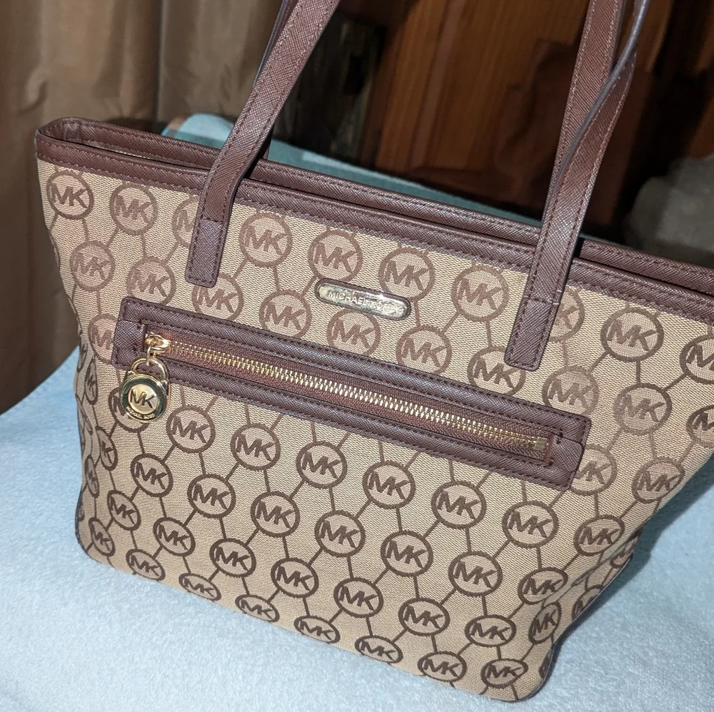 Michael Kors signature Kempton tote bag.